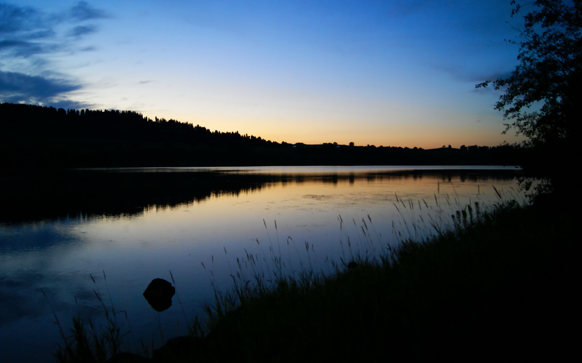 Milan Sports-球场内外：比赛精彩、悬念和球迷支持完美结合，球场内讧