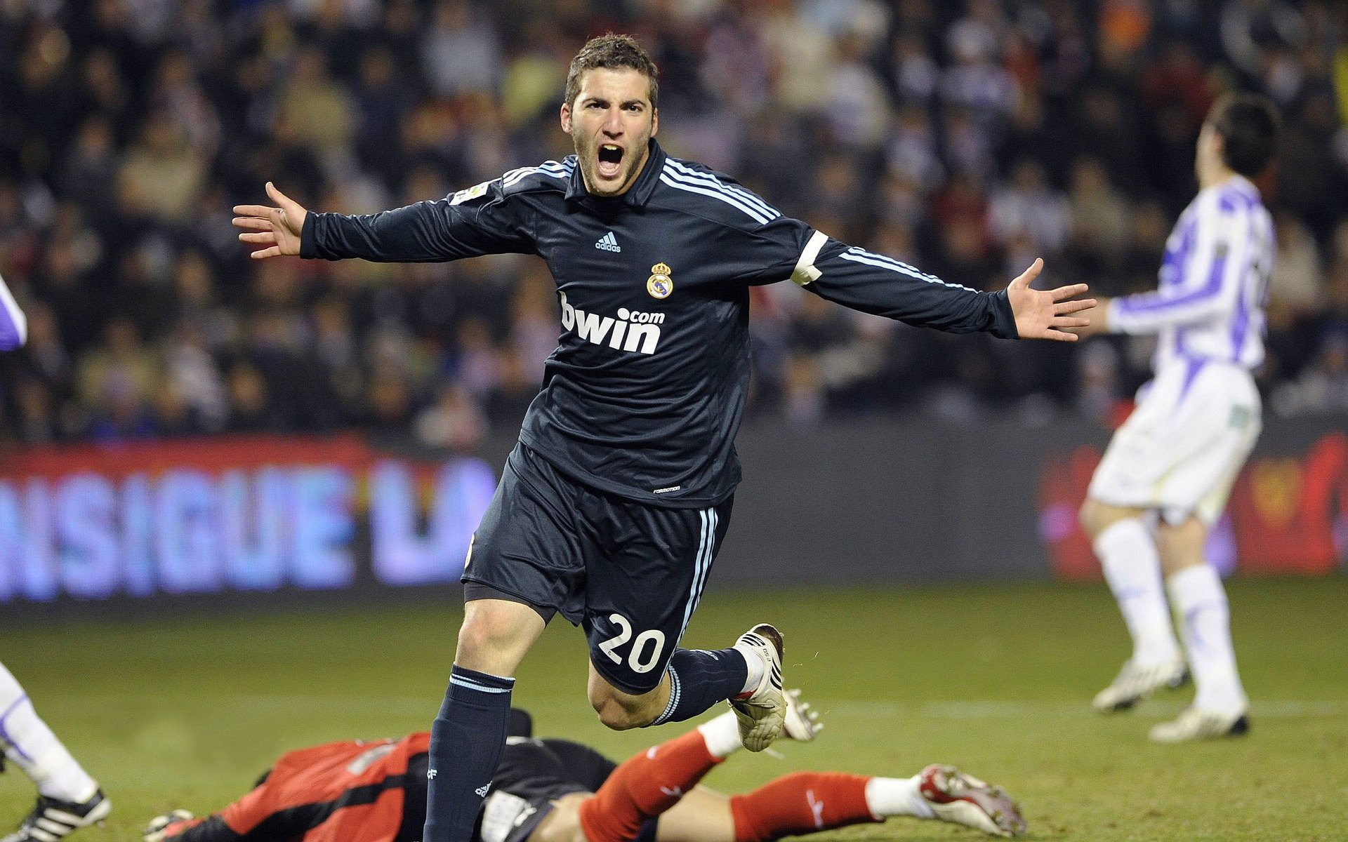 “阿根廷美洲狮队展现团队力量,成功超越对手”